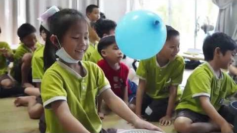 สายลมจากพัดลม “คีบ” ลูกโป่งให้ลอยนิ่งอยู่กลางอากาศ