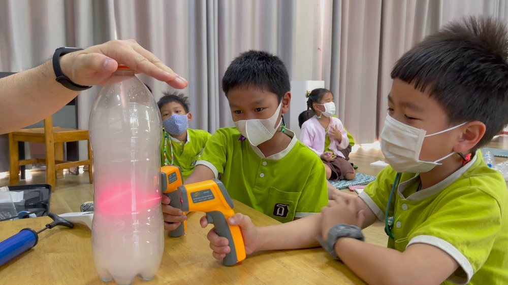 พอปล่อยความดัน ไอน้ำควบแน่นเป็นเมฆขาวในขวดทันที
